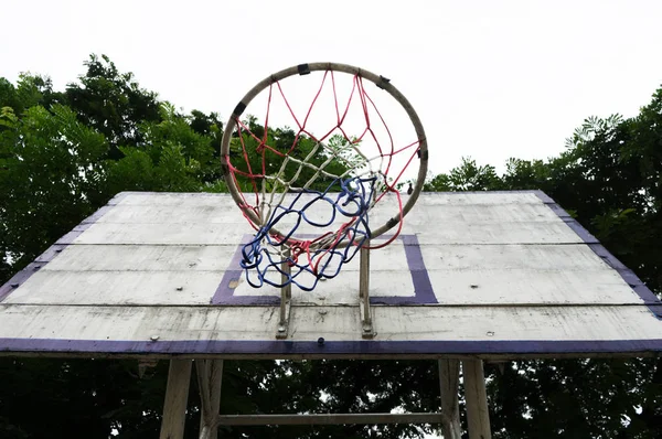 Баскетбольний ключ Старий взятий з нижнього кута . — стокове фото