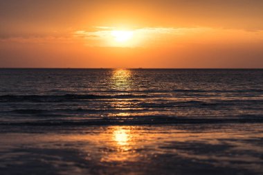 Deniz ve plaj ile güzel gün batımı.