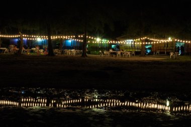 Gecə vaxtı denizde soyut aydınlatma