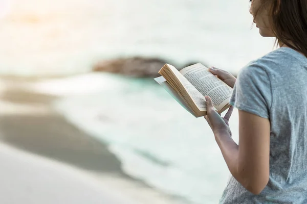 Čtení Knih Písečné Pláži Moři Pro Relax Žena — Stock fotografie
