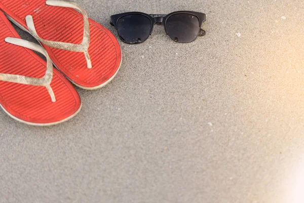 Gafas de sol con sandalias en la playa para relajarse . —  Fotos de Stock