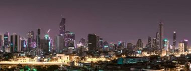 Bangkok'ta gece zaman bina. Kavramı mavi ışık şehir.