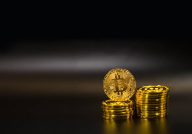Siyah zemin üzerine altın Bitcoin. Kavramı elektronik para 
