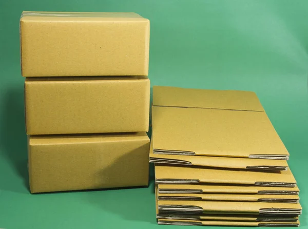 Caixa de papelão isolada no fundo verde . — Fotografia de Stock