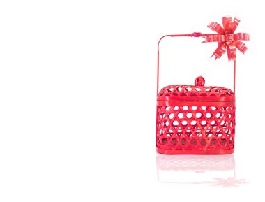 Hasır sepet beyaz arka plan üzerinde izole kırmızı kurdele ile kırmızı.