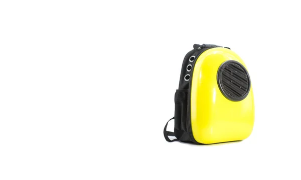 Bolsa amarilla para mascotas viajando aislada en blanco . —  Fotos de Stock