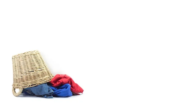 एक कपड़े धोने वाले विकर टोकरी में कपड़े सफेद पृष्ठभूमि पर अलग . — स्टॉक फ़ोटो, इमेज
