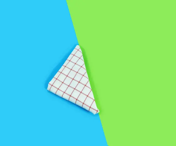 赤いテーブル クロスに青と緑の背景の三角折り — ストック写真