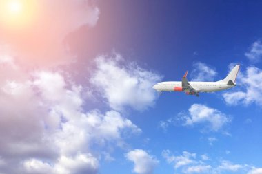 Uçak fly güneş mavi gökyüzü. Seyahat kavramı