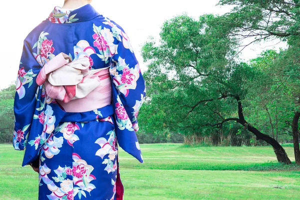 Kimono geleneksel Japonya giyen kadın genel Park'ta yürüyüş. — Stok fotoğraf