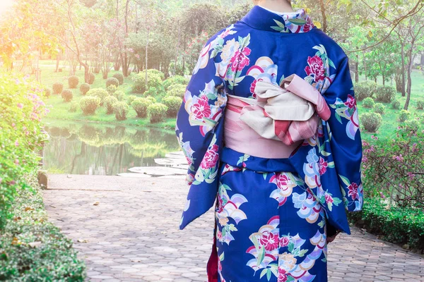 Kimono geleneksel Japonya giyen kadın genel Park'ta yürüyüş. — Stok fotoğraf