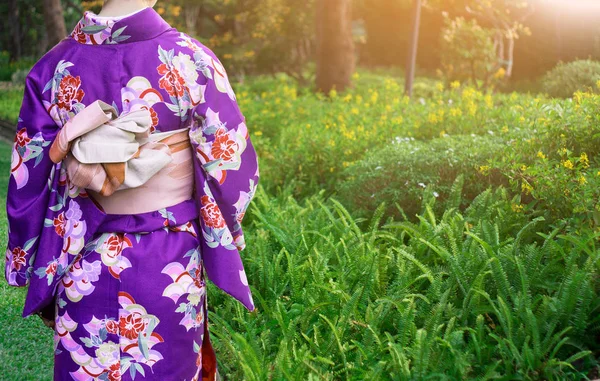 Kimono geleneksel Japonya giyen kadın genel Park'ta yürüyüş. — Stok fotoğraf