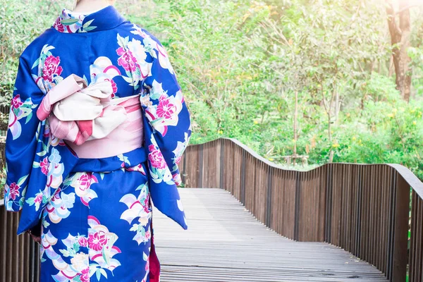 Nő visel hagyományos japán kimonó fahíd séta — Stock Fotó