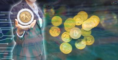 İş kadını bitcoin bitcoin arka plan ile tutarak 