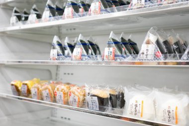 Japonya - Ekim 27,2017: Onigiri yemek için uygun bir besindir. 