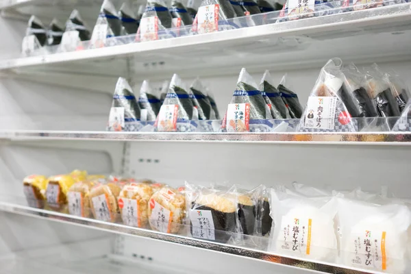 Japonya - Ekim 27,2017: Onigiri yemek için uygun bir besindir. 