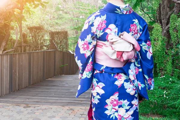 Mulher vestindo Kimono tradicional Japão andando na ponte de madeira — Fotografia de Stock