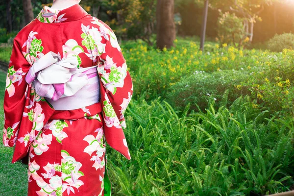Jovem mulher vestindo Kimonos moda tradicional do Japão andando — Fotografia de Stock