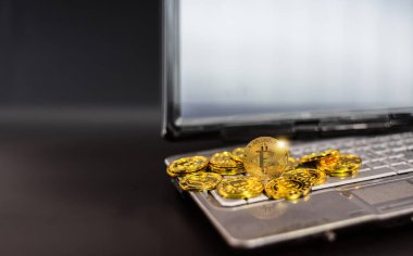 Siyah arka plan üzerine dizüstü bilgisayarda Bitcoin.
