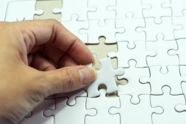 Bağlan puzzle oyunu çerçeve arka plan üzerinde için Yapboz tutan el.