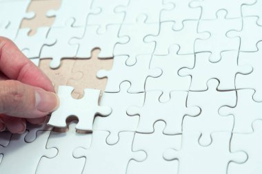 Bağlan puzzle oyunu çerçeve arka plan üzerinde için Yapboz tutan el.