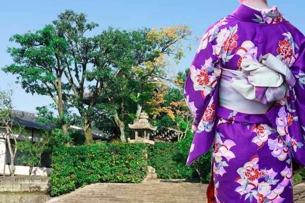 Ung kvinna som bär traditionella japanska Kimono i Kyoto, Japan. — Stockfoto