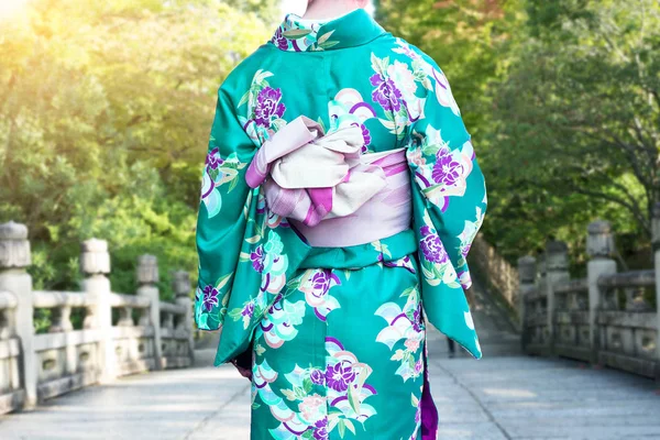 Jovem mulher vestindo Kimono japonês tradicional em Kyoto, Japão . — Fotografia de Stock