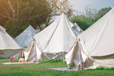 Seyahat günbatımı dağlar, kamp çadırı