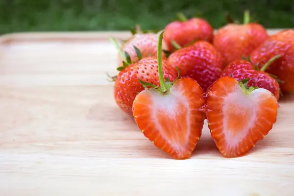 Morangos de frutas frescas em um prato de madeira . — Fotografia de Stock