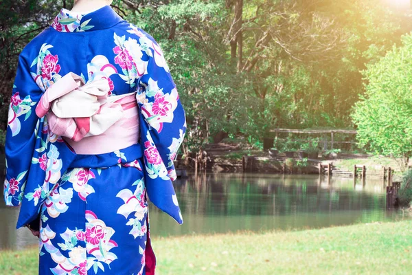 Kimono geleneksel Japonya giyen kadın genel Park'ta yürüyüş. — Stok fotoğraf