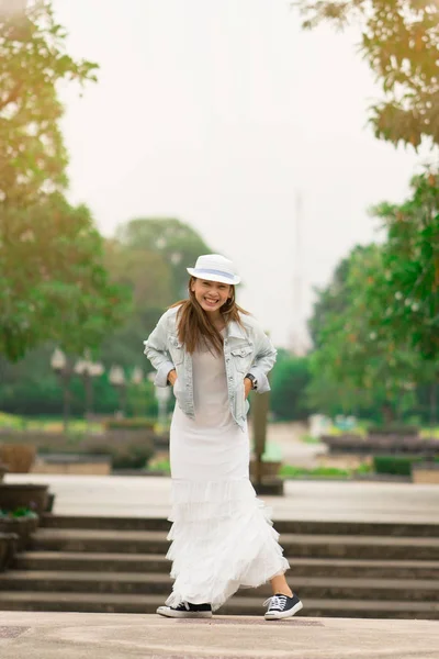 Šťastná Žena Nosí Bílé Maxi Šaty Džínová Bunda Veřejný Park — Stock fotografie