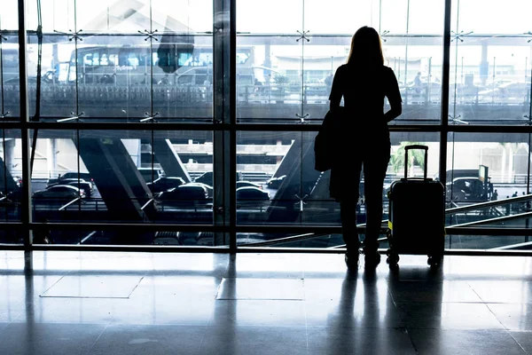 Деловая Женщина Аэропорту Силуэт Девушки Мобильным Телефоном Бизнеса Путешествий — стоковое фото