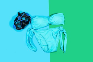 Bikini ve gözlük yeşil ve mavi arka plan dalış için.
