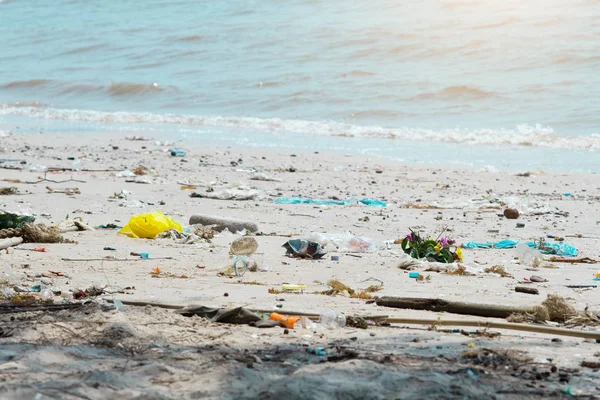 Lixo na praia está poluindo o lixo . — Fotografia de Stock