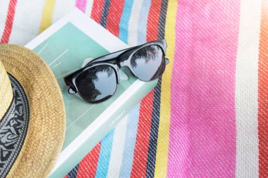 Kitap ve yaz tatili için güneş gözlüğü.