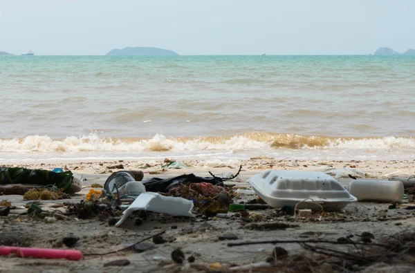Lixo na praia está poluindo o lixo . — Fotografia de Stock
