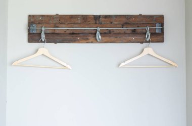 Ray dolap tasarım iç yürüyüş üzerinde ahşap dolap askı ile. Vintage tarzı kavramı.