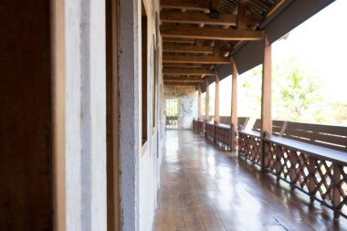 Balkon evde ahşap ile dekore edilmiştir