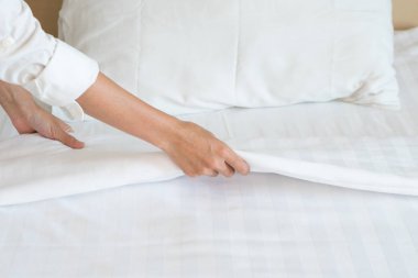 Beyaz çarşaf Oda otel el kurmak