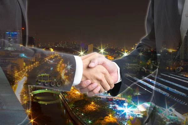 Doble exposición Gente de negocios estrechando la mano con vista nocturna — Foto de Stock