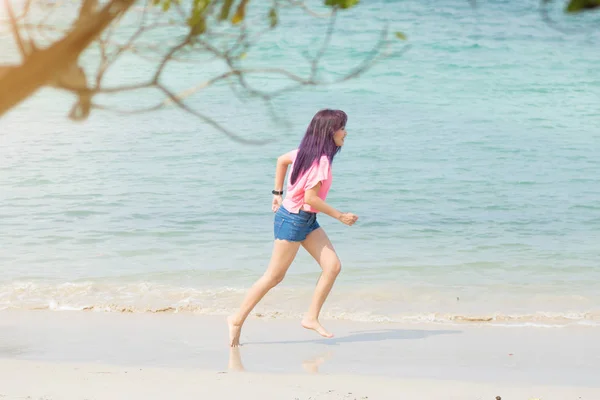 Glückliche Frau läuft am Strand. Entspannungszeit für den Urlaub. — Stockfoto