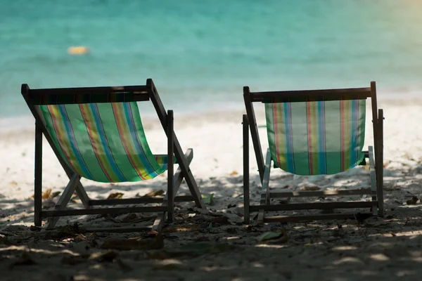 Καρέκλα για ζευγάρι στην παραλία για να χαλαρώσετε. — Φωτογραφία Αρχείου