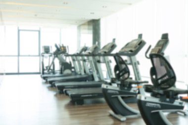 Bulanık iç spor salonu ile egzersiz için donatım.