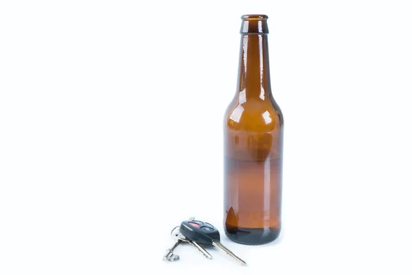 Напій не керує концепцією. Скляна пляшка з ключами від автомобіля — стокове фото