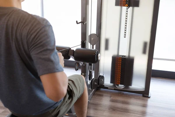 Un hombre principiante de entrenamiento para los músculos en el gimnasio. Estilo de vida saludable — Foto de Stock
