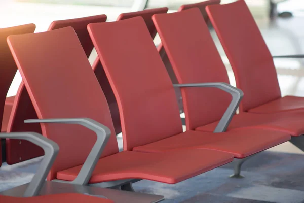 机场一排空红椅 — 图库照片