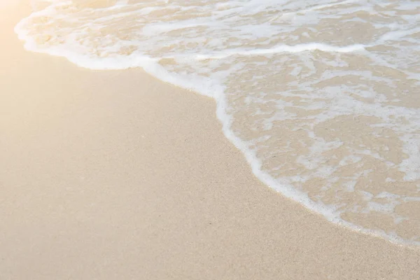 Het strand met golf op de zee. — Stockfoto