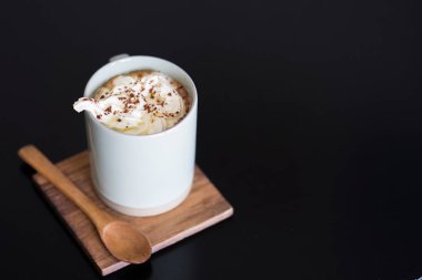 Mocha sıcak kahve masada krem şanti ile.