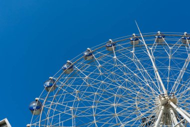 Mavi gökyüzü ile dönme dolap