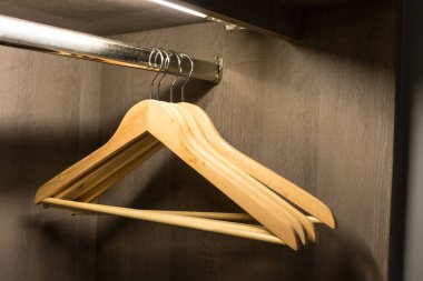 Askı ile ahşap dolap Ray dolap tasarım yürüyüş üzerinde 